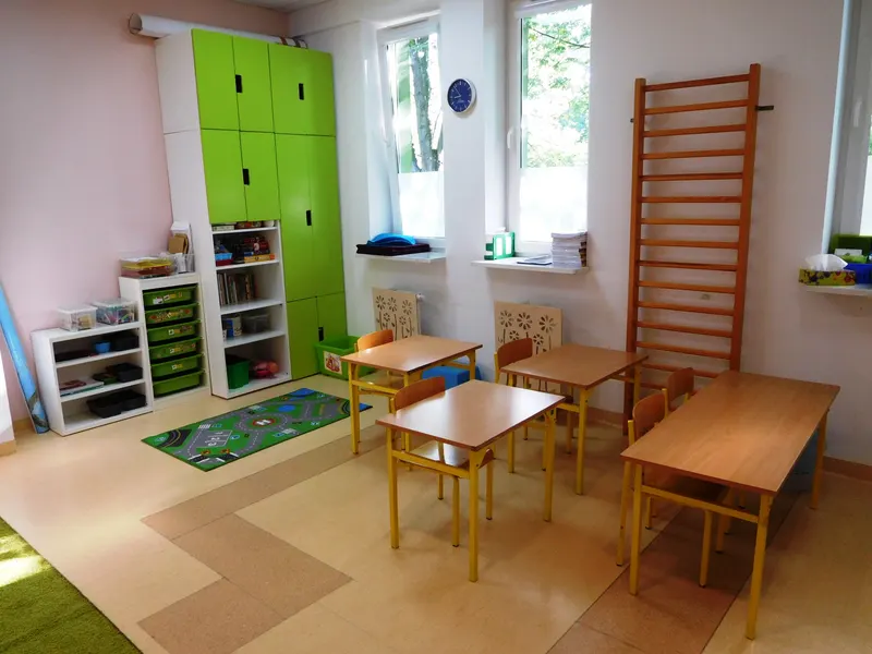 Kącik z pomocami dydaktycznymi i półkami