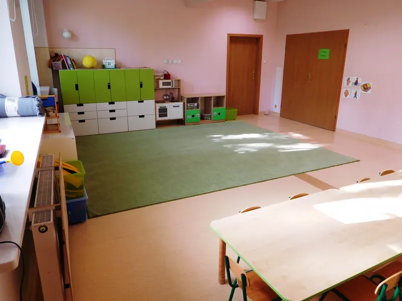 Stoliki do zajęć w sali przedszkolnej