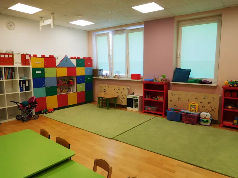 Sala z półkami na pomoce dydaktyczne