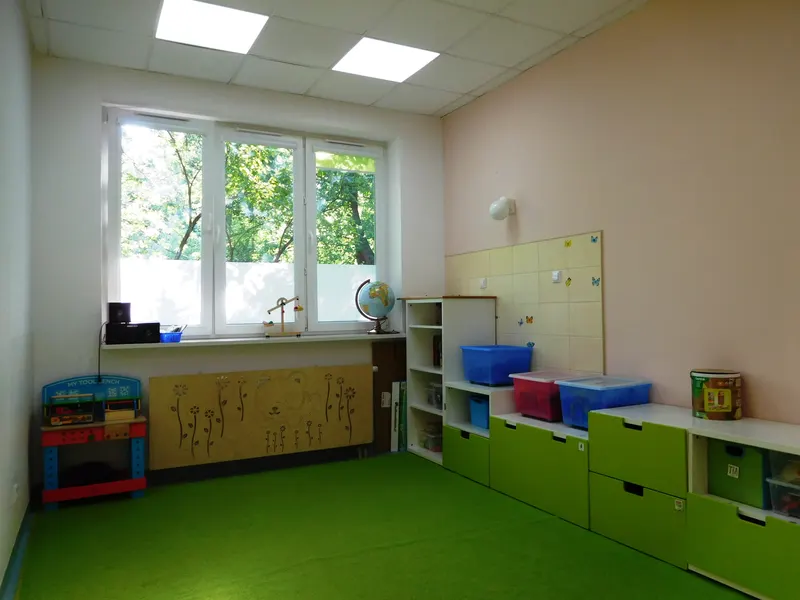 Jasna sala edukacyjna w przedszkolu
