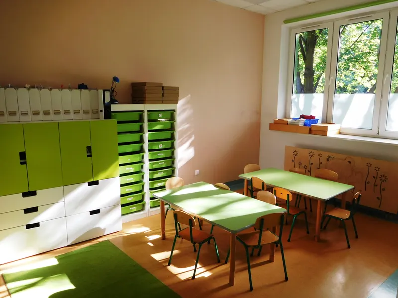 Sala do zajęć grupowych z zielonymi meblami