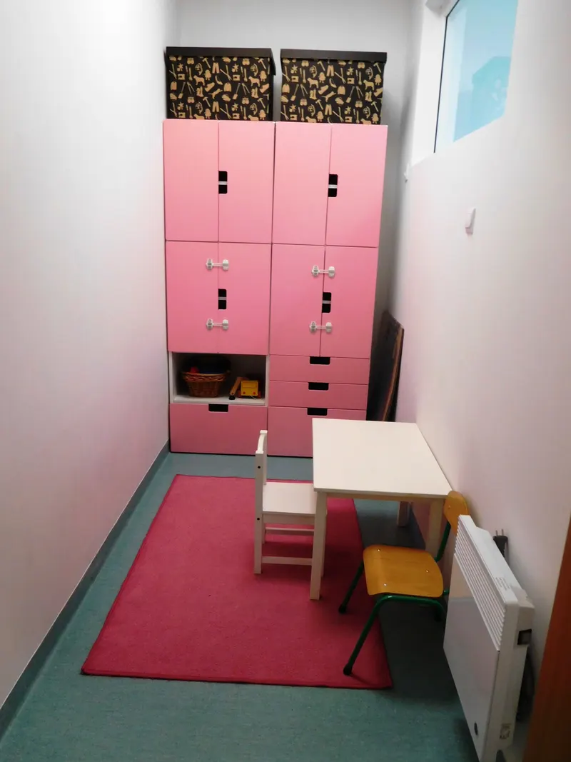 Kameralna sala w odcieniach różu