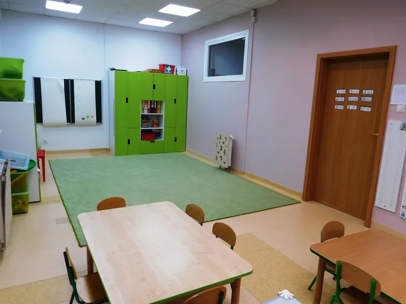 Sala zajęciowa z zielonym dywanem