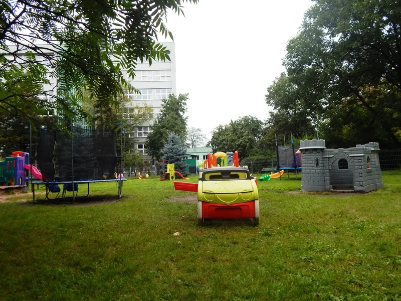 Ogród przedszkola wśród drzew