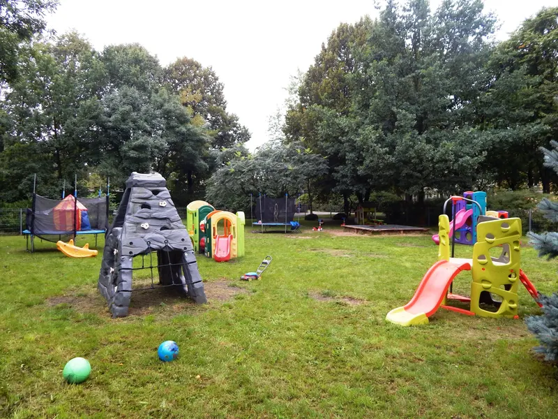 Plac zabaw — wspinaczki i piaskownica