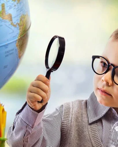 Dziecko z lupą odkrywa świat — zajęcia w przedszkolu Czarodziejski Dworek